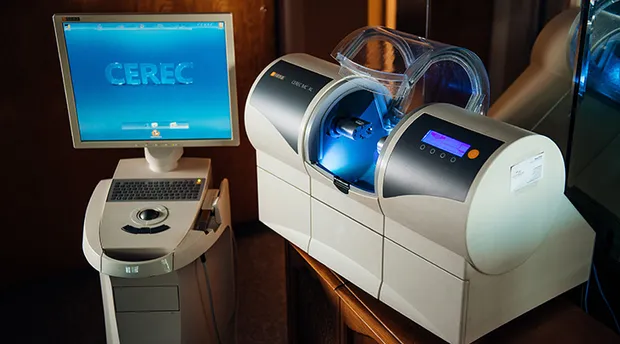 Системата CEREC — скенер и модул за фрезоване на керамични корони и фасети